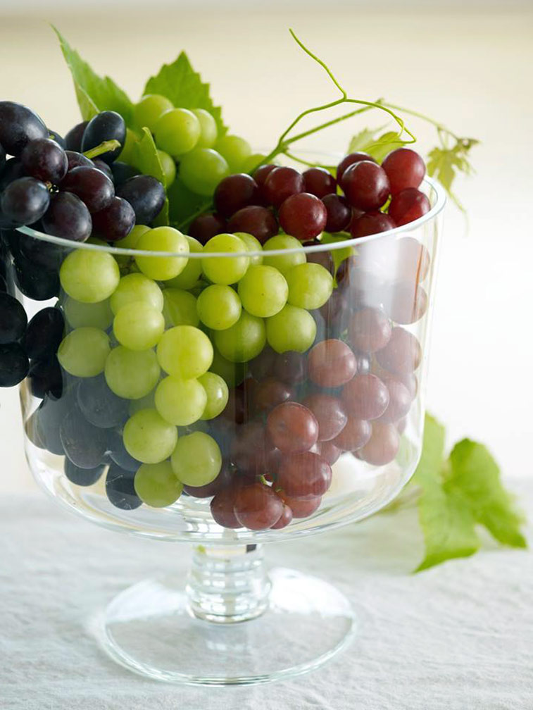 столовый виноград в чашке