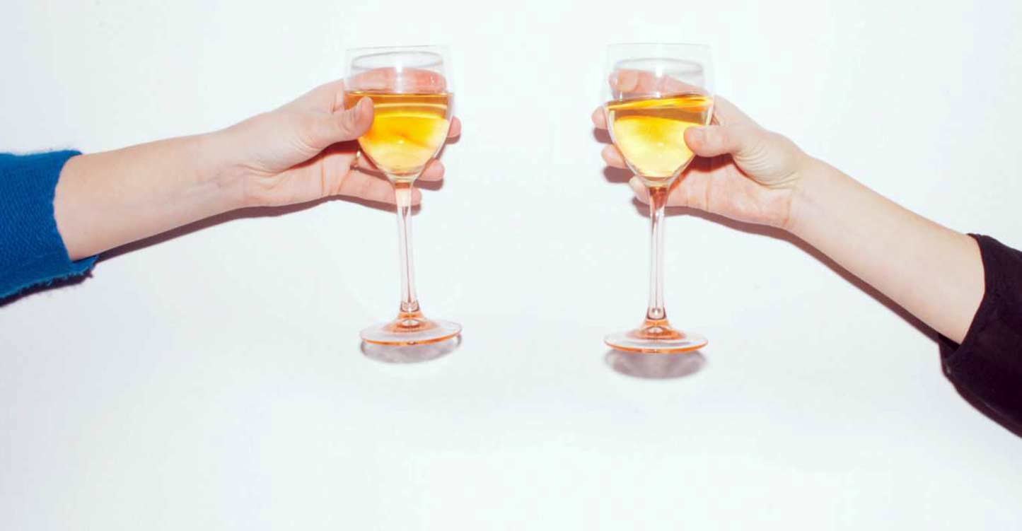 пить белое вино из бокалов
